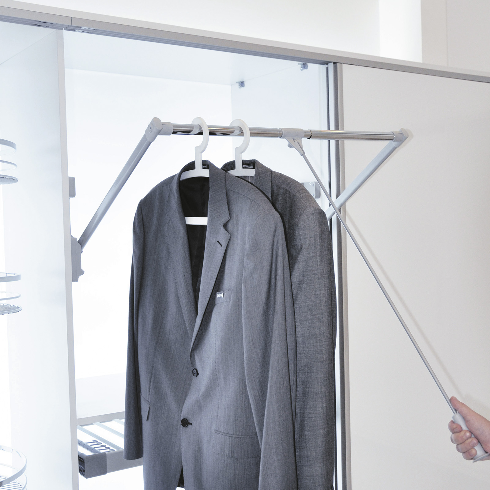 830-1150mm breite regulierbar Kleiderlift für Schrankbreite Weiße Farbe kleiderschranklift Emuca