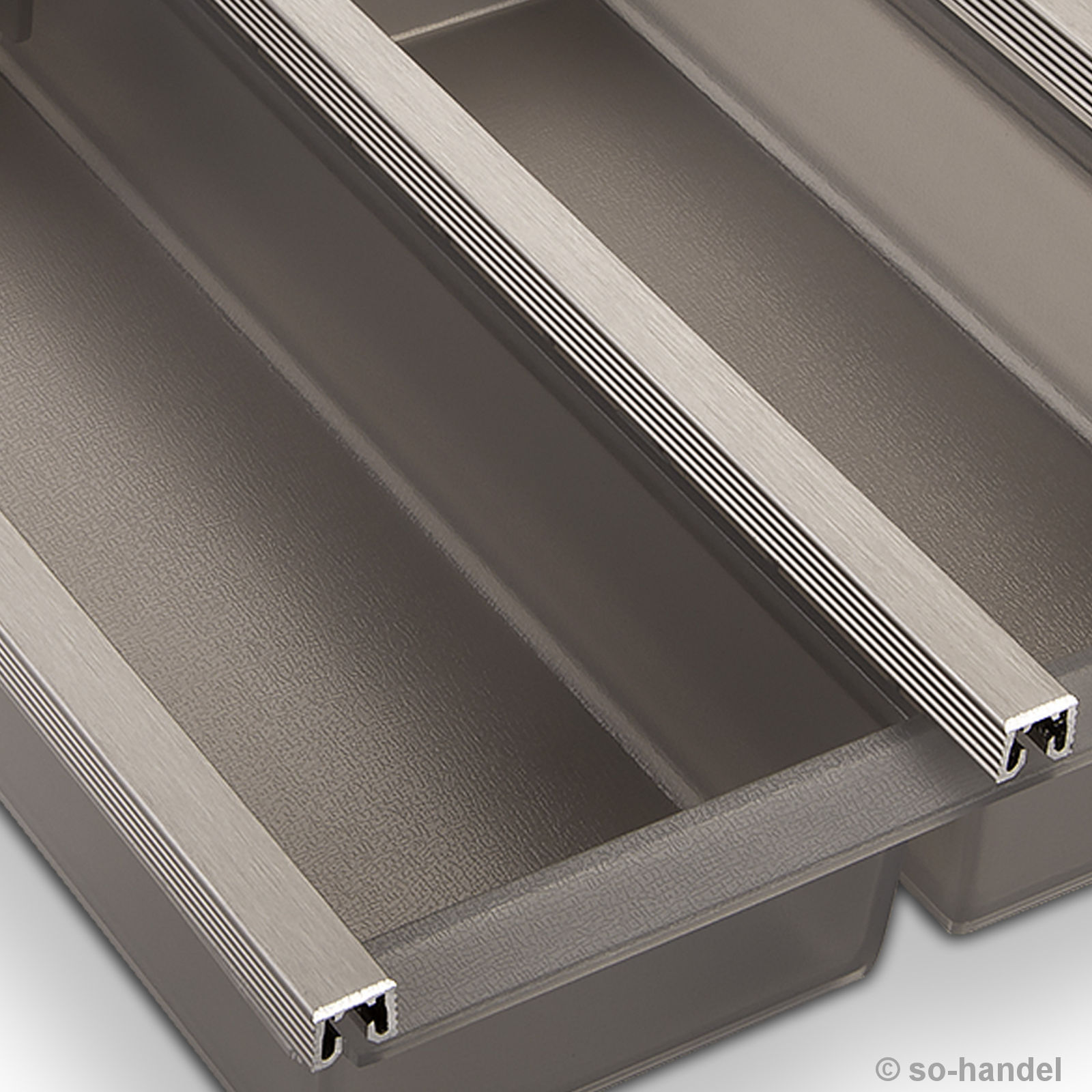 Furniture Solutions Tellereinsatz Tellerhalter für Schubladen, passend für  80er Schubladenbreite, zuschneidbar von 702-730 mm, Tiefe 450-490 mm